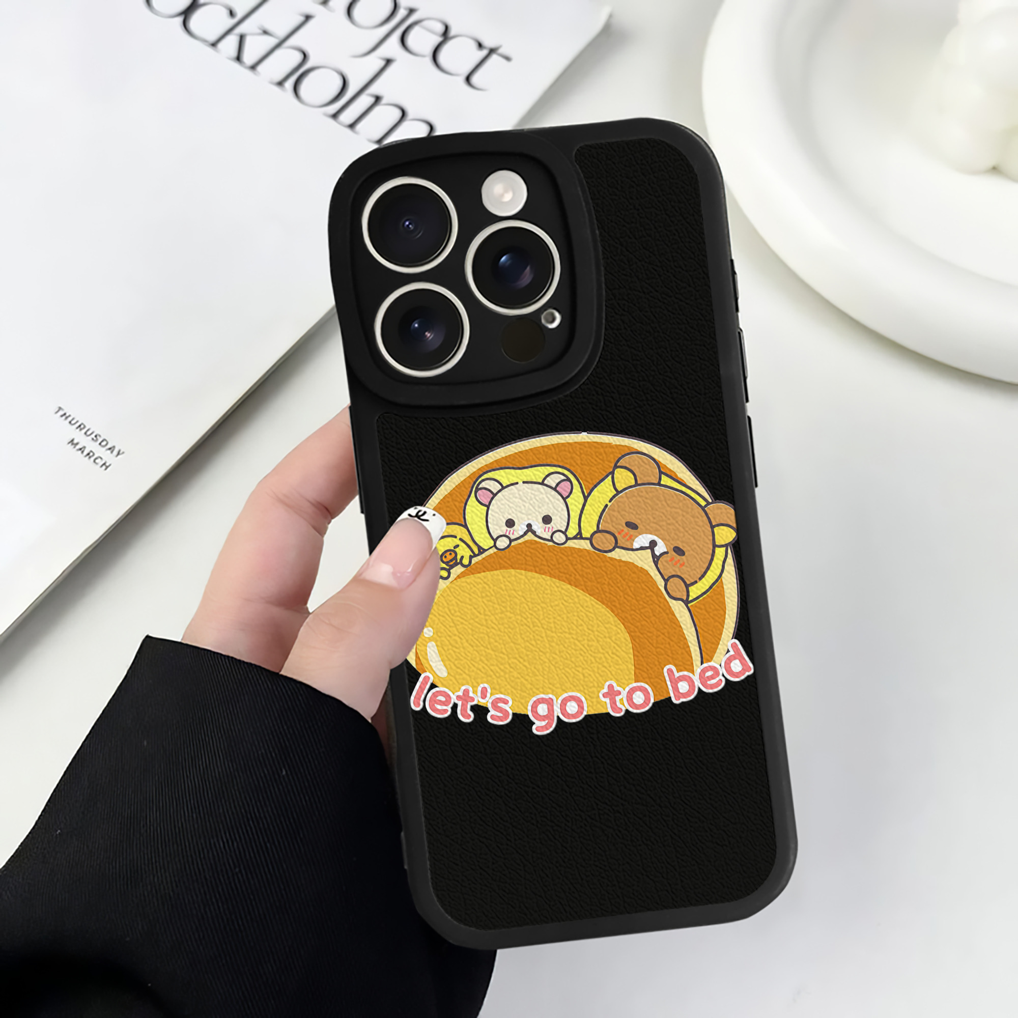 （画像用） リラックマ リラックマ キイロイトリ Rilakkuma Korilakkuma Kiiroitori 【iPhone 16シリーズ対応】シリコンスマホケース（レザー調） 材質：シリコン